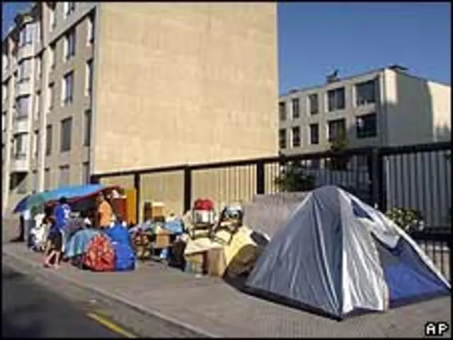 Un grupo de personas duerme en una carpa en Santiago de Chile
