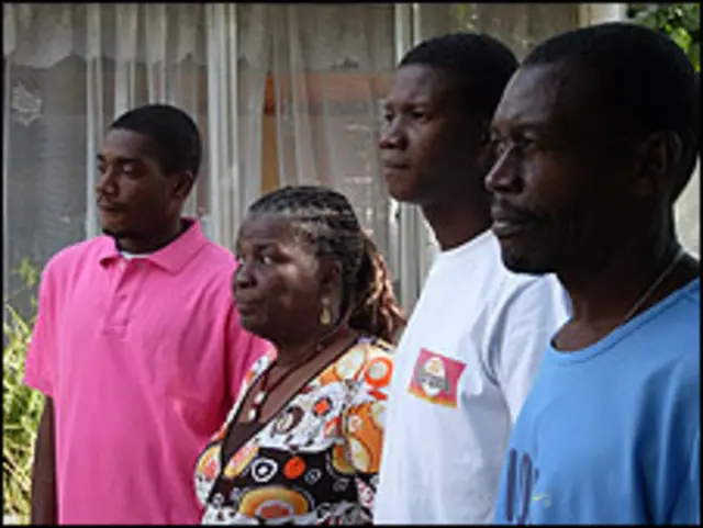 Membros da família Desarmes, que sobreviveu aos dois terremotos