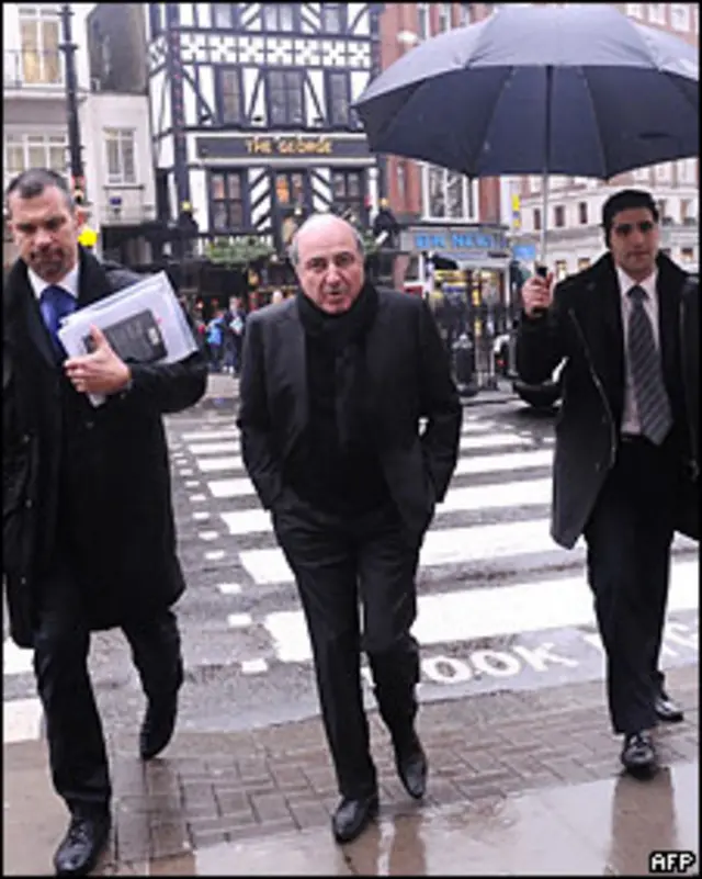 Борис Березовский в окружении охраны идет на заседание Высокого суда в Лондоне. Начало февраля 2010 года.
