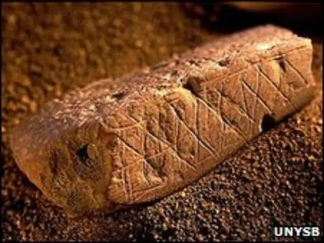 Куски охры с гравировкой