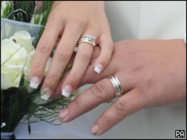 Casal exibe suas alianças de casamento (Barry Batchelor/PA Wire)