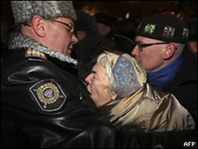 Задержание правозащитницы Людмилы Алексеевой на одном из митингов оппозиции