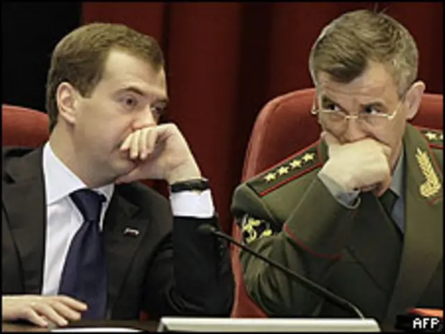 Президент Медведев и министр МВД Нургалиев сидят плечом к плечу