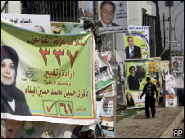 Cartazes de campanha eleitoral no Iraque