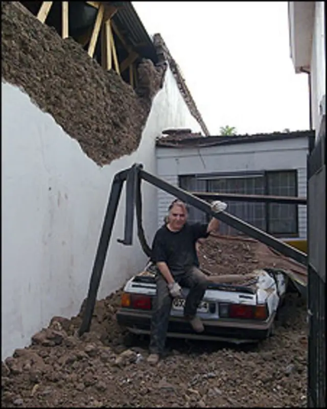 Auto estropeado por el terremoto (Foto: Sebastián Rojas)