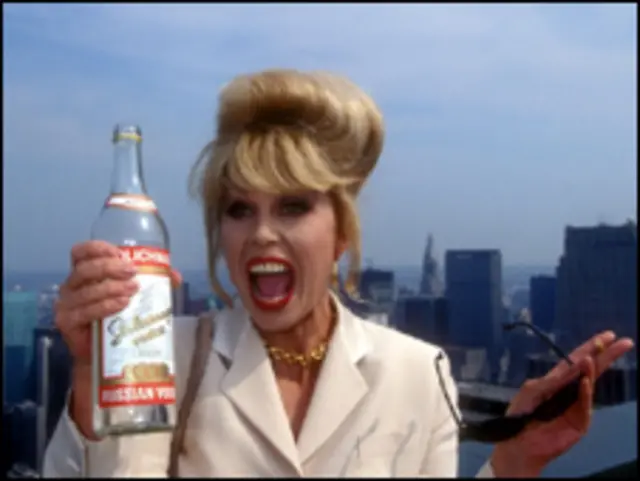 Актриса Джоанна Ламли с бутылкой водки