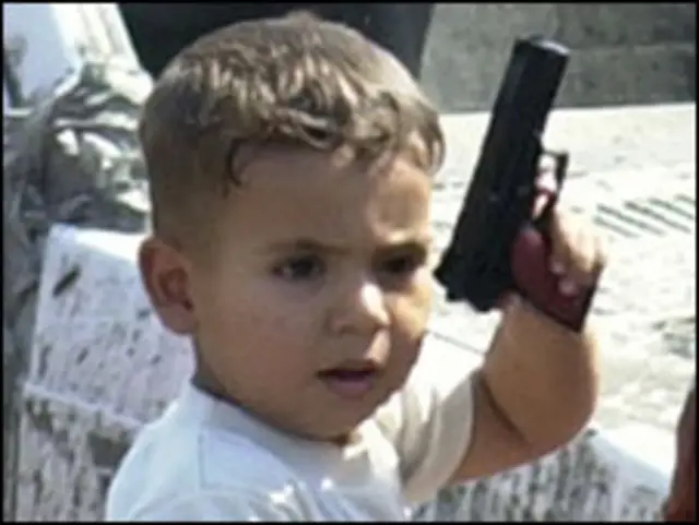 Menino segura arma de brinquedo. Foto AP/ Karim Kadim