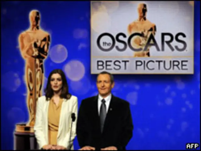Anne Hathaway anuncia los nominador a Mejor Película del 2010