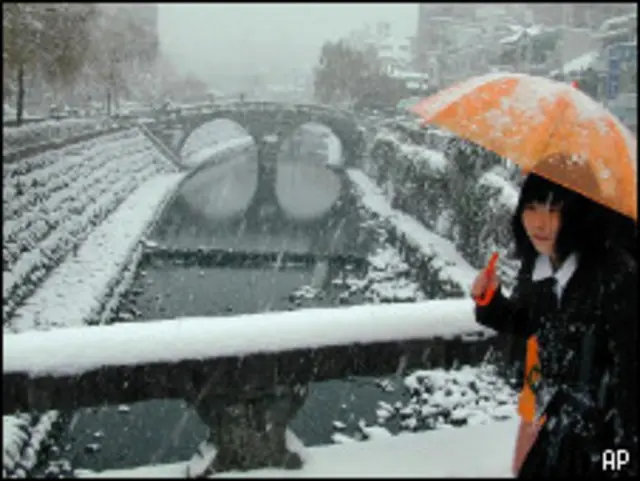 Девочка под снегом