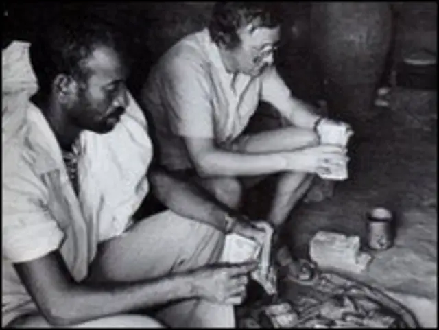 Один из героев фильма (на фото слева) утверждает, что был коммерсантом на переговорах