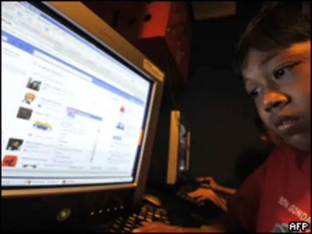 Niño en Indonesia mirando internet