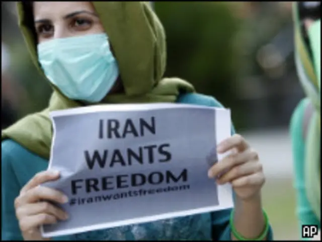 Manifestante con un letrero por la libertad