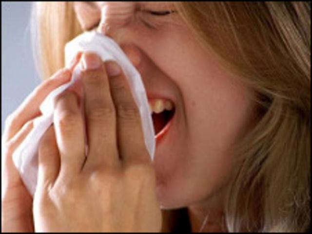 Mujer estornudando
