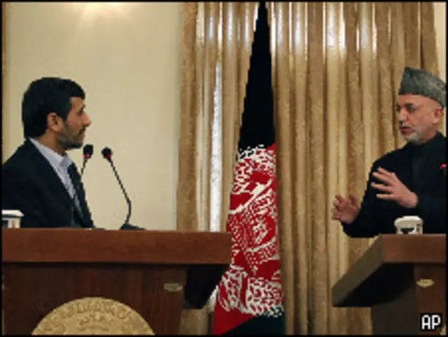 Mahmoud Ahmadinejad y Hamid Karzai