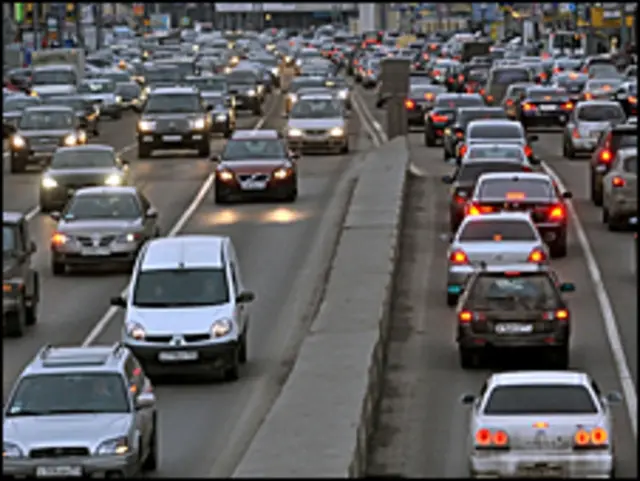 Оживленное движение на одной из улиц Москвы