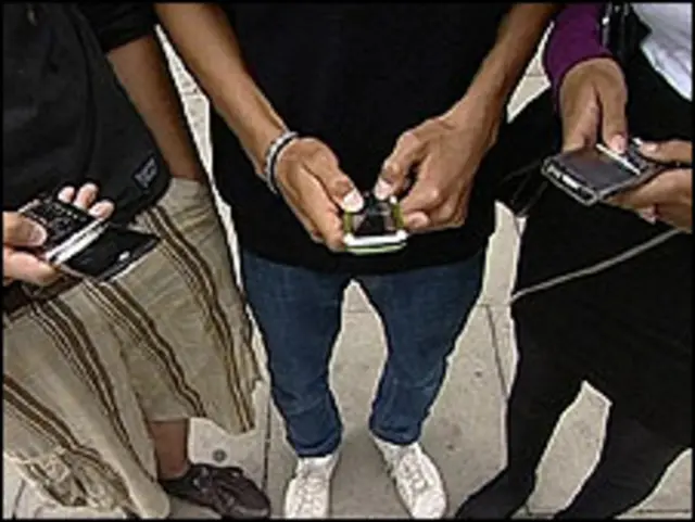 Jóvenes enviando SMS