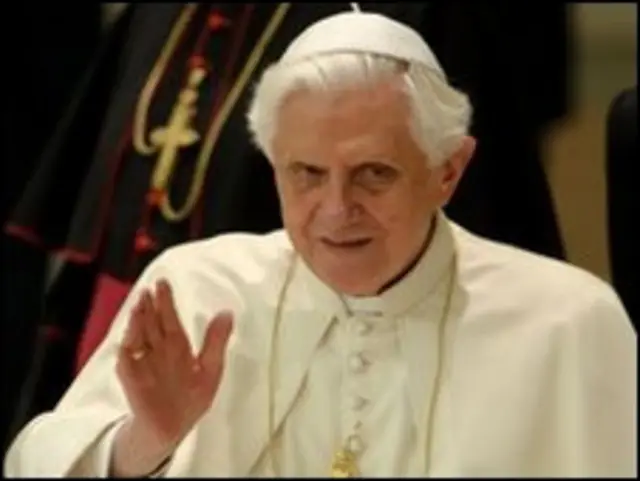 Paus Benediktus membela selibasi