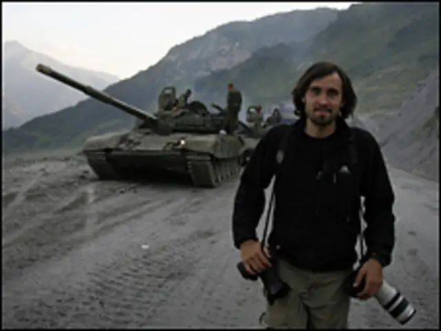 Дмитрий Костюков на фоне танка. Фото предоставлено Дмитрием Костюковым.