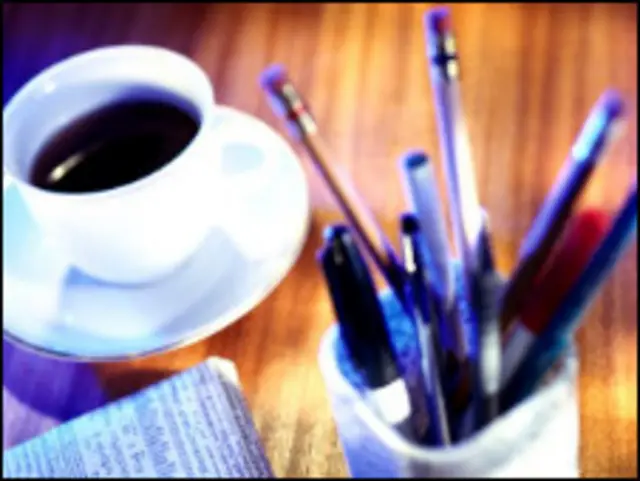 تصویر فنجان قهوه روز میز مطالعه