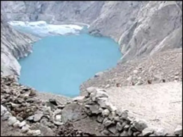 دریائے ہنزہ میں بننے والی جھیل 