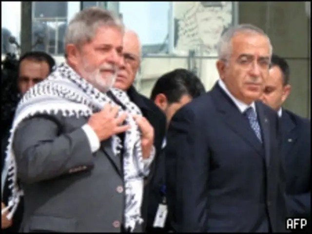 Lula e Fayyad saindo do mausoléu (MARINA PASSOS/AFP/Getty Image)