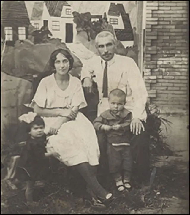 ثمین و ثمینه باغجه بان در کنار پدر (جبار باغچه بان) و مادرشان