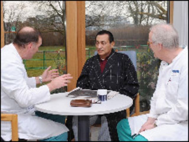 مبارك محاطا بأطباء خلال إجرائه عملية جراحية في ألمانيا مؤخرا