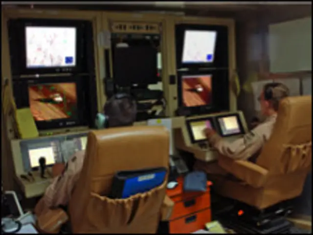 militares utilizando pantallas