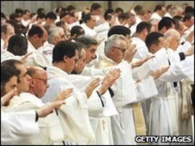 برای اولین بار شخصیت های ارشد کاتولیک قانون عزبیت را زیر سوال برده اند