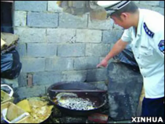 北京警方检查地沟油（资料照片）