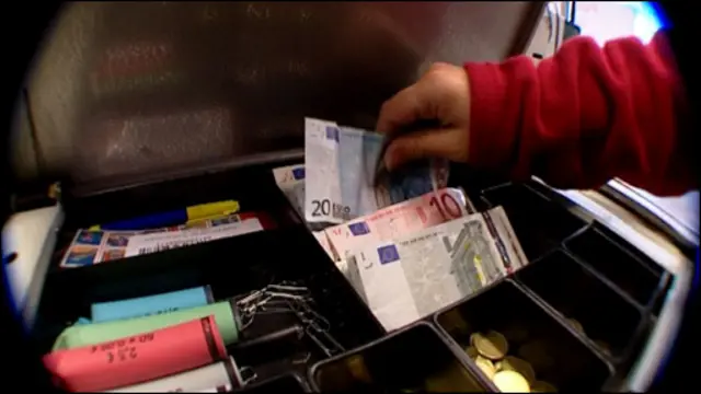 Sebanyak 16 negara menggunakan mata tunggal Eropa, Euro, dan wilayah mereka dinamai kawasan Eurozone