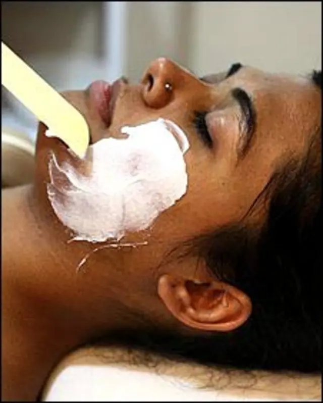 एक महिला गोरापन हासिल करने के लिए