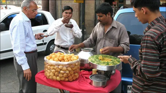 孟買市中心堡壘區街頭一群路人光顧小吃攤販（9/3/2010）