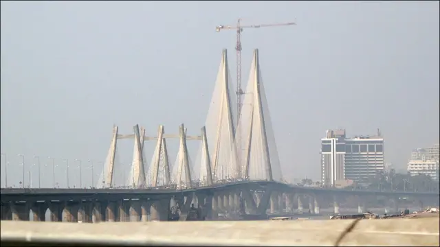 橫跨孟買馬希姆灣的班德拉—沃裏跨海大橋（10/3/2010）