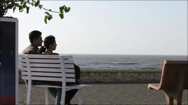 孟買沃裏的海旁長堤上一對男女坐在長椅上眺望阿拉伯海（08/3/2010）