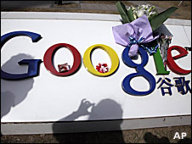 Algunas personas colocaron flores en la sede de Google