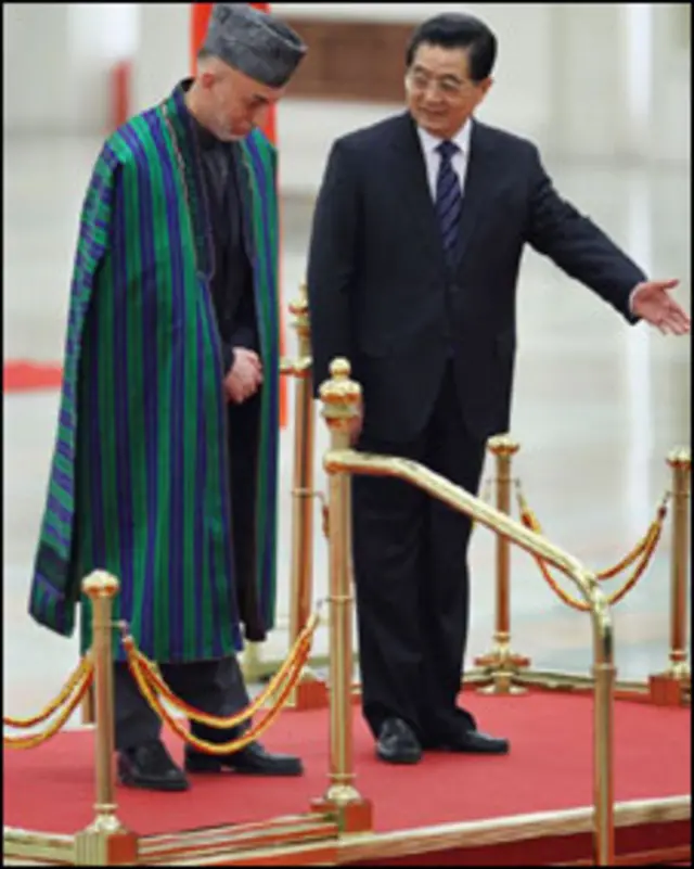 صدر کرزئی چین میں صدر ہو جن تاؤ کے ساتھ