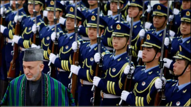 صدر کرزئی چین میں گارڈ آف آنر کا معائنہ