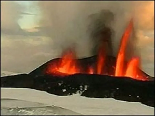 धरती की कमज़ोर परत को तोड़कर बाहर निकलता है लावा
