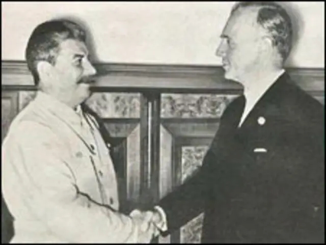 Сталін та Рібентроп свого часу поділили Європу між більшовиками і нацистами