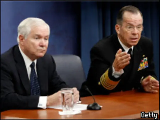 Robert Gates e Mike Mullen fazendo o anúncio