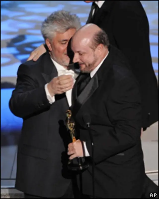 Campanella recibió la estatuilla de manos del director Pedro Almodóvar