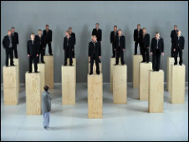 Кадр из спектакля (фото: Hugo Glendinning)