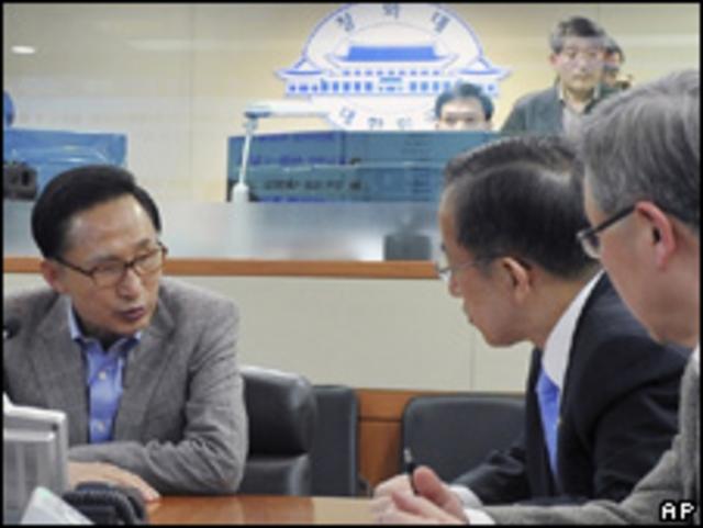 El presidente de Corea de Sur, Lee Myung-bak, en reunión ministerial