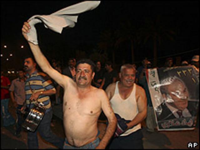 Seguidores del ex primer ministro Allawi celebran triunfo en las elecciones.