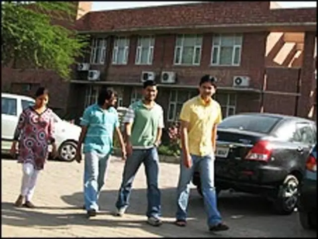 尼赫鲁大学生理学院大楼外路过的学生（12/3/2010）