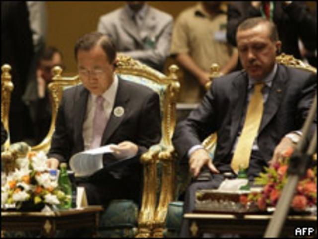 El secretario general de la ONU, Ban Ki-moon, y el primer ministro de Turquía, Recep Tayyip Erdogan, en la cumbre de la Liga Árabe 