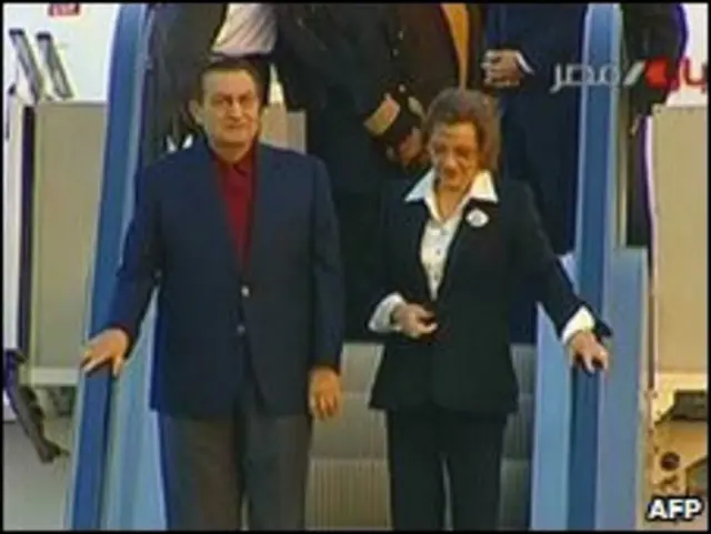 Presiden Mubarak turun pesawat