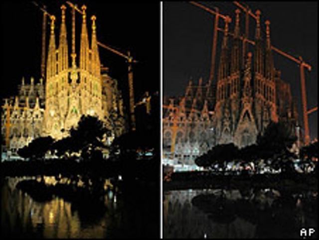 Iglesia de Sagrada Familia en Barcelona, España, durante la Hora del Planeta