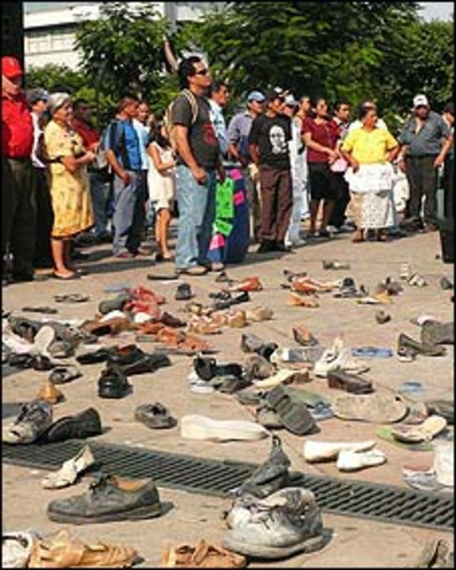 Zapatos en la Plaza Cívica (Foto: Eric Lemus)